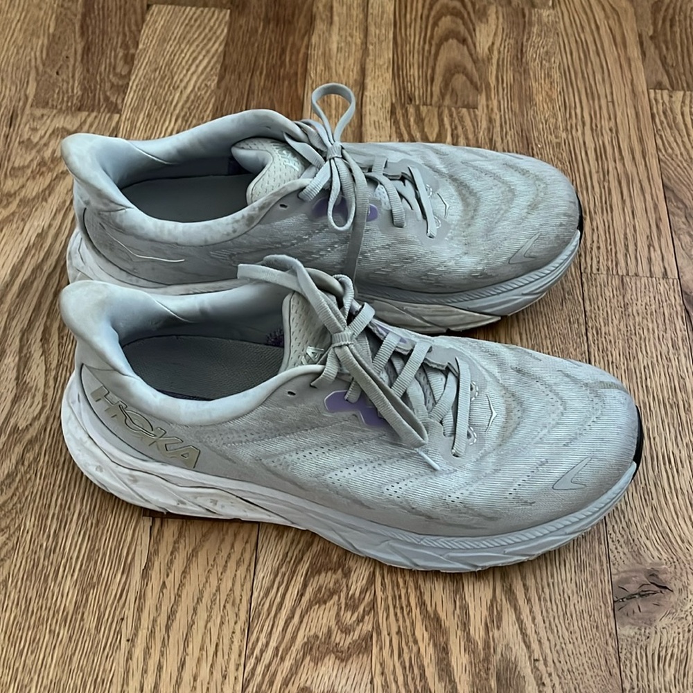 Hoka One One Arahi 6 8D wide used but still good for walking, silver with purple